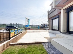 戸建てならではのお庭スペース。BBQやガーデニング、お子様のプールなど、、、、様々な楽しみ方ができるプライベート空間。ご家族皆さままで思いっきりお楽しみください。