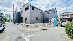 2号棟 4m幅員の道路に面しておりお車の運転が苦手な方でも安心して出入りいただけます。