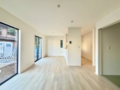 2号棟 家族団欒のリビング。陽光差し込む食卓には家族の会話とスマイルが溢れます。いつまでもここで食卓を囲みたくなる、そう感じさせてくれるスペース。