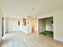 2号棟 夕食の時間。家族、友人、両親、親戚との会話がより料理を美味しくしてくれる。あっという間に時間が過ぎてしまう居心地の良さは、普段はほっとする空間としてここにあります。