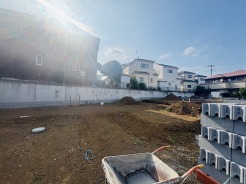 戸建てが立ち並ぶ静かな住宅街。四季折々の移り変わりを感じながら自然と楽しみ、暮らす、そんな毎日を日々の中で感じられる住環境