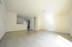 B号棟 家族が一番集まる場所だから広々としつつも素敵な空間であって欲しい。皆がくつろぐリビングからキッチンまでが一つに繋がる空間。