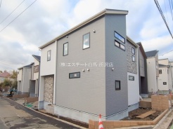 戸建てが立ち並ぶ静かな住宅街。四季折々の移り変わりを感じながら自然と楽しみ、暮らす、そんな毎日を日々の中で感じられる住環境