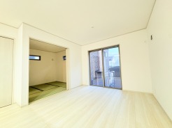 家族団欒のリビング。陽光差し込む食卓には家族の会話とスマイルが溢れます。いつまでもここで食卓を囲みたくなる、そう感じさせてくれるスペース。