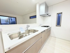 家族が一番集まる場所だから広々としつつも素敵な空間であって欲しい。皆がくつろぐリビングからキッチンまでが一つに繋がる空間。