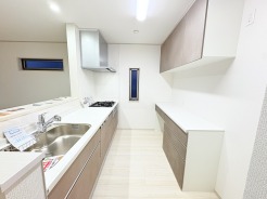 人工大理石を使用したシステムキッチン。永く傷つきにくく、お手入れもしやすい高機能性です。