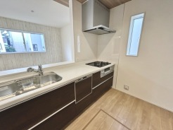 家族団欒のリビング。陽光差し込む食卓には家族の会話とスマイルが溢れます。いつまでもここで食卓を囲みたくなる、そう感じさせてくれるスペース。