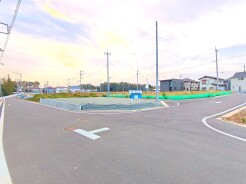 1-1号地 前面道路は広く、駐車がしやすいです。