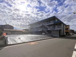 6m幅員の道路に面しておりお車の運転が苦手な方でも安心して出入りいただけます。