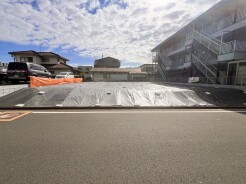 前面道路は広く、駐車がしやすいです。