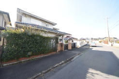 戸建てが立ち並ぶ静かな住宅街。四季折々の移り変わりを感じながら自然と楽しみ、暮らす、そんな毎日を日々の中で感じられる住環境