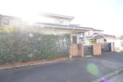 戸建てが立ち並ぶ静かな住宅街。四季折々の移り変わりを感じながら自然と楽しみ、暮らす、そんな毎日を日々の中で感じられる住環境