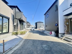 6m幅員の道路に面しておりお車の運転が苦手な方でも安心して出入りいただけます。