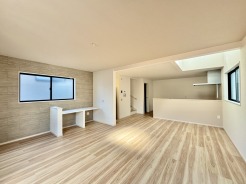 1号棟 夕食の時間。家族、友人、両親、親戚との会話がより料理を美味しくしてくれる。あっという間に時間が過ぎてしまう居心地の良さは、普段はほっとする空間としてここにあります。