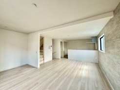 2号棟 いつも家族の集まるリビングは広々とした21.5帖。通風・採光にも優れ、心安らぐ風と光がたえない空間。汎用性に富んだ居住スペースと、高揚感さえも与えてくれる住空間です。