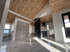 家族の集うリビングには色々な方向から光が差し込む設計に。家族のコミュニケーションが弾むスポットだから明るい雰囲気であってほしい。