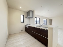 リビングにいる家族の顔が見渡せるカウンターキッチン。お料理もより一層おいしく、楽しく。食器棚を背面に設置しても十分な広さを確保しています。