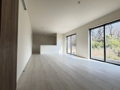 家族や友人、両親、親戚とこれから沢山の時間を紡ぐのだろう。そこを彩るのは窓から見える青い空、心地よい緑。そんなイメージが膨らむリビングスペース。