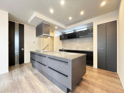 家族が一番集まる場所だから広々としつつも素敵な空間であって欲しい。皆がくつろぐリビングからキッチンまでが一つに繋がる空間。