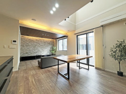 夕食の時間。家族、友人、両親、親戚との会話がより料理を美味しくしてくれる。あっという間に時間が過ぎてしまう居心地の良さは、普段はほっとする空間としてここにあります。