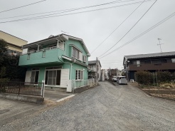 前面道路は通り抜けができないため、交通量が少なく静かな住環境です。