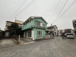 6.2m幅員の道路に面しておりお車の運転が苦手な方でも安心して出入りいただけます。