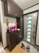 明るく開放的な玄関、靴の脱ぎ履きもしやすく、収納も豊富でご家族皆様の靴をスッキリ収納できます。