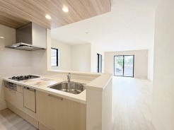 1号棟 家族が一番集まる場所だから広々としつつも素敵な空間であって欲しい。皆がくつろぐリビングからキッチンまでが一つに繋がる空間。