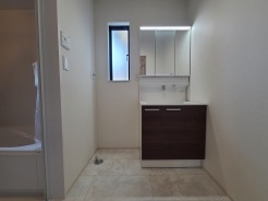 ゆとりの洗面スペースで朝の身支度もスムーズに行えます。