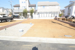 セカンドカーや来客時にも便利なカースペース2台分ございます。