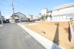 セカンドカーや来客時にも便利なカースペース2台分ございます。