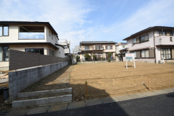 戸建てが立ち並ぶ静かな住宅街。四季折々の移り変わりを感じながら自然と楽しみ、暮らす、そんな毎日を日々の中で感じられる住環境