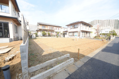 戸建てが立ち並ぶ静かな住宅街。四季折々の移り変わりを感じながら自然と楽しみ、暮らす、そんな毎日を日々の中で感じられる住環境