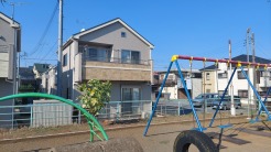 南側は公園で陽当たり良好です。
お子様のいるご家庭は嬉しいですね。