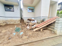 1号棟 カースペースは1台駐車できます。車庫の出し入れのしやすさなど、実際に現地にてご確認ください。