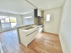 家族が一番集まる場所だから広々としつつも素敵な空間であって欲しい。皆がくつろぐリビングからキッチンまでが一つに繋がる空間。