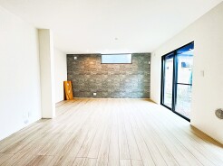 家族や友人、両親、親戚とこれから沢山の時間を紡ぐのだろう。そこを彩るのは窓から見える青い空、心地よい緑。そんなイメージが膨らむリビングスペース。