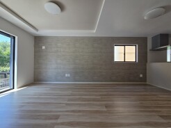 家族団欒のリビング。陽光差し込む食卓には家族の会話とスマイルが溢れます。いつまでもここで食卓を囲みたくなる、そう感じさせてくれるスペース。