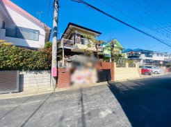 戸建てが立ち並ぶ静かな住宅街。四季折々の移り変わりを感じながら自然と楽しみ、暮らす、そんな毎日を日々の中で感じられる住環境
