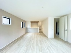 3号棟 大きな開口部から明るい光が差し込むリビング。日中の室内の明るさがこの部屋の魅力です。
