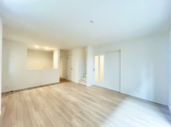 A号棟 家族団欒のリビング。陽光差し込む食卓には家族の会話とスマイルが溢れます。いつまでもここで食卓を囲みたくなる、そう感じさせてくれるスペース。