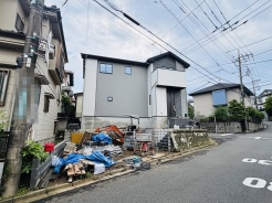 セカンドカーや来客時にも便利なカースペース2台分ございます。