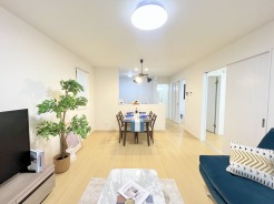 家族団欒のリビング。陽光差し込む食卓には家族の会話とスマイルが溢れます。いつまでもここで食卓を囲みたくなる、そう感じさせてくれるスペース。