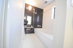 花粉や雨の日、寒い冬の時期に嬉しい浴室乾燥機。換気機能で入浴時に湿気を換気しカビの防止にもなります。