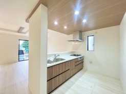 家族や友人、両親、親戚とこれから沢山の時間を紡ぐのだろう。そこを彩るのは窓から見える青い空、心地よい緑。そんなイメージが膨らむリビングスペース。
