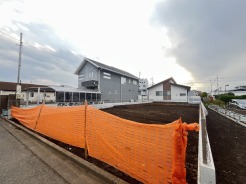 A号棟 広がりを感じさせる整然とした街並みに、これから始まる新しい暮らしへの期待が膨らむ、穏やかな空が広がるロケーション