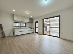 夕食の時間。家族、友人、両親、親戚との会話がより料理を美味しくしてくれる。あっという間に時間が過ぎてしまう居心地の良さは、普段はほっとする空間としてここにあります。