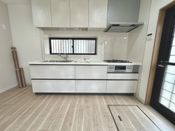 家族が一番集まる場所だから広々としつつも素敵な空間であって欲しい。皆がくつろぐリビングからキッチンまでが一つに繋がる空間。