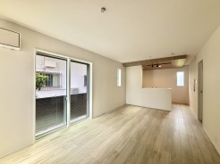 家族や友人、両親、親戚とこれから沢山の時間を紡ぐのだろう。そこを彩るのは窓から見える青い空、心地よい緑。そんなイメージが膨らむリビングスペース。