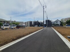 戸建てが立ち並ぶ静かな住宅街。四季折々の移り変わりを感じながら自然と楽しみ、暮らす、そんな毎日を日々の中で感じられる住環境